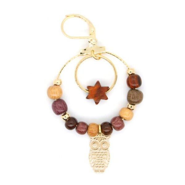 Boucles d'oreilles dorées avec une chouette en filigrane et des perles en bois sur anneaux créoles.