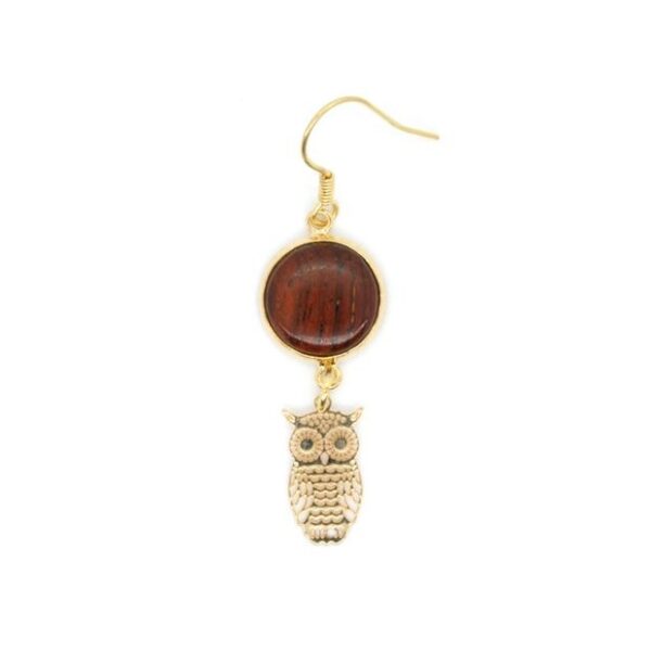 Boucles d'oreilles en bois d'acajou avec cabochon doré et filigrane en forme de chouette, design Essenciel."