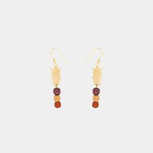 Design exclusif de boucles d'oreilles en bois et métal doré, fabriqué à la main par Essenciel.