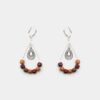 Boucles d'oreilles élégantes en bois avec goutte filigrane argentée, accompagnées de perles rondes naturelles.