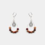 Boucles d'oreilles élégantes en bois avec goutte filigrane argentée, accompagnées de perles rondes naturelles.