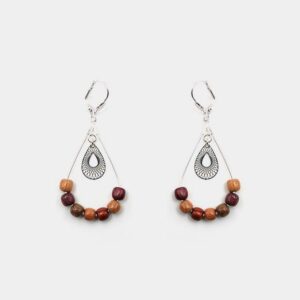 Boucles d'oreilles élégantes en bois avec goutte filigrane argentée, accompagnées de perles rondes naturelles.