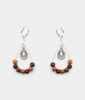 Boucles d'oreilles élégantes en bois avec goutte filigrane argentée, accompagnées de perles rondes naturelles.