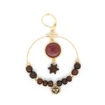 Boucles d’oreilles créoles dorées avec perles en bois d'acajou et breloques soleil, design artisanal