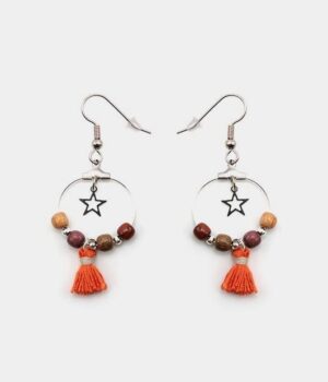 Boucles d’oreilles en bois précieux avec étoile filigrane argentée, sur fond blanc.