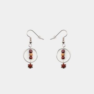Boucles d’oreilles rondes en bois d’acajou et amarante avec étoile argentée et perles ajustées.