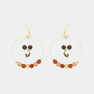 Boucles d'oreilles dorées Mina avec perles en bois et filigrane en forme de lune.
