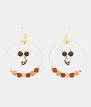 Boucles d'oreilles dorées Mina avec perles en bois et filigrane en forme de lune.
