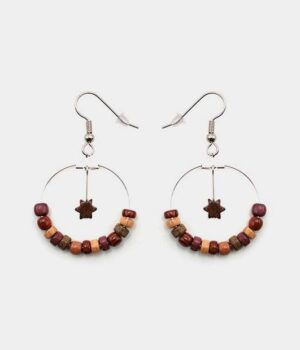 Paire de boucles d'oreilles créoles en bois précieux avec étoile en acajou, élégante et légère.