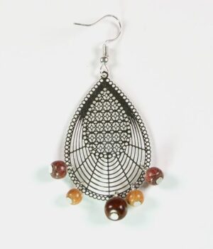 Boucles d’oreilles Dorianne, associant bois multicolore et filigrane argenté ciselé.