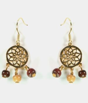 Vue détaillée du fermoir à crochet ouvert des boucles d'oreilles en bois et doré.