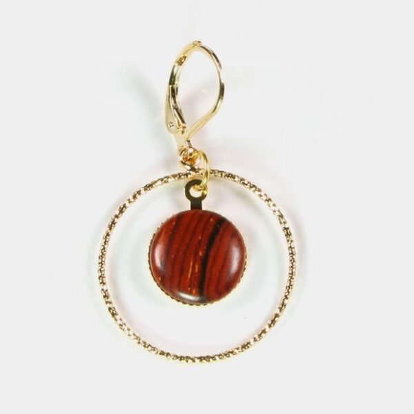 Une paire de boucles d'oreilles élégantes avec une perle en bois d'acajou et un cabochon doré.