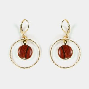 Détail rapproché montrant la texture en bois d'acajou et les finitions dorées des boucles d'oreilles Lilya.