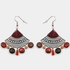Boucles d'oreilles en bois multicolore avec détails filigranés argentés et pompons.