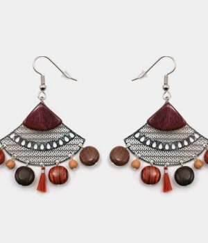 Boucles d'oreilles en bois multicolore avec détails filigranés argentés et pompons.