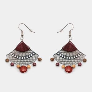 Boucles d'oreilles en bois précieux et métal argenté, style tribal, avec perles multicolores et formes géométriques.