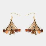 Vue rapprochée des boucles d’oreilles Fatima mettant en avant la finition dorée et la texture unique du bois travaillé à la main.