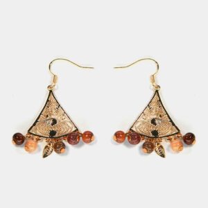 Vue rapprochée des boucles d’oreilles Fatima mettant en avant la finition dorée et la texture unique du bois travaillé à la main.
