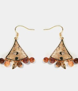 Vue rapprochée des boucles d’oreilles Fatima mettant en avant la finition dorée et la texture unique du bois travaillé à la main.