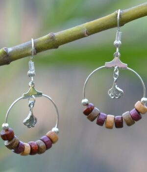 Boucles d'oreilles en bois multicolore avec feuille argentée ginkgo, design contemporain et léger.