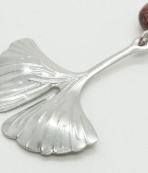 Boucles d'oreilles ginkgo en bois d’Amarante et métal argenté, design artisanal et éco-responsable.