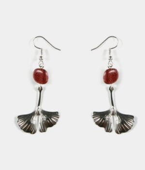 Boucles Ginkgo Doly portées, légèreté et confort pour un usage quotidien ou des occasions spéciales.