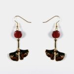 Boucles d’oreilles Ginkgo doré Doly en bois d’Amarante et métal doré, design artisanal unique pour toutes les occasions.