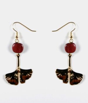 Boucles d’oreilles Ginkgo doré Doly en bois d’Amarante et métal doré, design artisanal unique pour toutes les occasions.