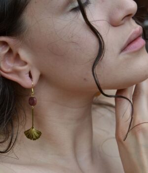 Boucles d’oreilles élégantes avec feuilles ginkgo, finition dorée