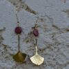 Boucles d'oreilles dorées Nancy avec feuille de ginkgo en bois d'amarante, présentées sur un fond blanc
