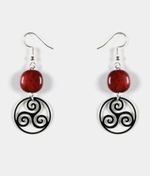 Gros plan sur boucles d'oreilles élégantes en bois précieux d'amarante, design poétique et moderne.