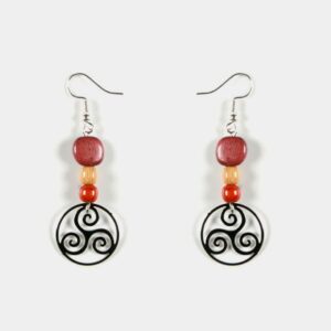 Boucles d'oreilles en bois multicolore avec un motif filigrané triskel poétique et moderne.
