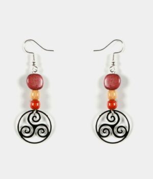 Boucles d'oreilles en bois multicolore avec un motif filigrané triskel poétique et moderne.