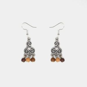 Boucles d’oreilles en bois multicolore avec symbole triskel argenté et fermoirs en métal sans nickel.