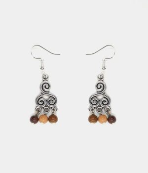Boucles d’oreilles en bois multicolore avec symbole triskel argenté et fermoirs en métal sans nickel.