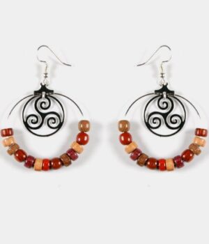 Gros plan sur des boucles créoles mettant en valeur les différentes essences de bois : amarante, mûrier, palissandre et néflier.