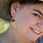 Boucles d'oreilles pendantes en bois amarante et métal doré avec une finition ciselée, modèle EVRA.