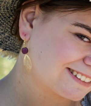 Boucles d'oreilles pendantes en bois amarante et métal doré avec une finition ciselée, modèle EVRA.