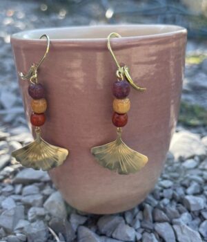 "Bijoux artisanaux en bois ornés d'une feuille ginkgo élégante et perles fines.