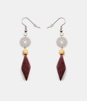 Boucles d'oreilles losange Karine en bois d'amarante et métal filigrané argenté avec motif rosace et triangle.