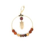 Créoles dorées avec perles en bois multicolores et pendentif chouette finement ciselé.