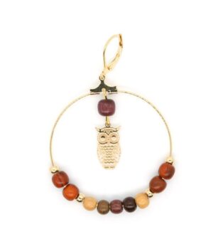 Créoles dorées avec perles en bois multicolores et pendentif chouette finement ciselé.