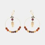 Boucles d'oreilles dorées en bois avec un pendentif en forme de chouette, élégantes et artisanales.
