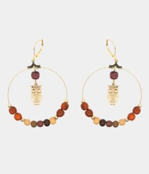 Boucles d'oreilles dorées en bois avec un pendentif en forme de chouette, élégantes et artisanales.