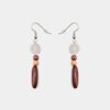 Boucles d’oreilles en bois multicolore avec motif rosace et filigrane argenté, élégantes et modernes.