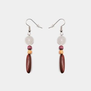 Boucles d’oreilles en bois multicolore avec motif rosace et filigrane argenté, élégantes et modernes.