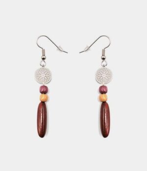 Boucles d’oreilles en bois multicolore avec motif rosace et filigrane argenté, élégantes et modernes.
