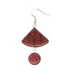 Paire de boucles d'oreilles pendantes avec perles triangulaires et cabochons en bois d’amarante.
