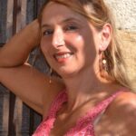 Boucles d'oreilles en bois doré et quartz, design élégant et artisanal.