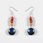 Boucles d'oreilles artisanales en bois multicolore et pierre Lapis Lazuli, design éco-responsable.